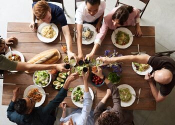 Amici a cena e poco tempo: ho fatto questa torta salata con 3 ingredienti, sparita in 10 minuti