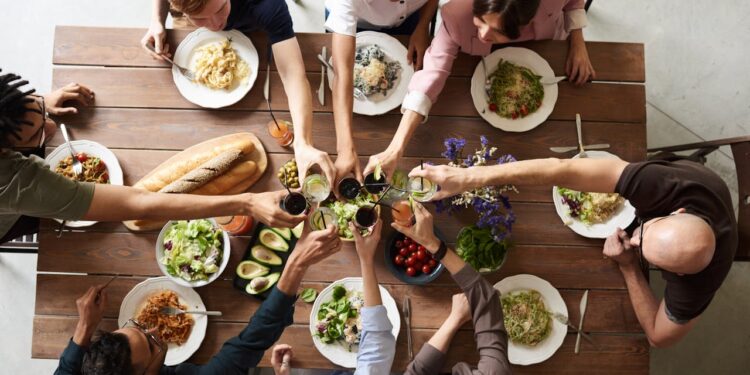 Amici a cena e poco tempo: ho fatto questa torta salata con 3 ingredienti, sparita in 10 minuti
