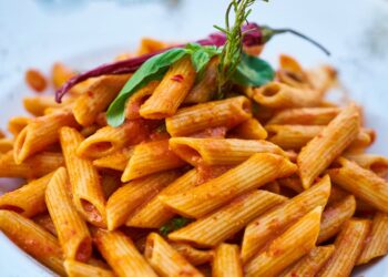 Dieta mediterranea, la nuova piramide cambia volto: più vegetali, meno eccessi