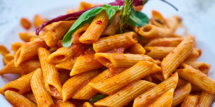 Dieta mediterranea, la nuova piramide cambia volto: più vegetali, meno eccessi