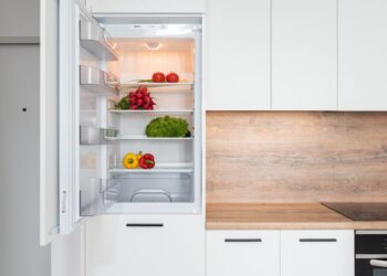Mai più odori in frigo: scopri l’ingrediente segreto che hai già in cucina