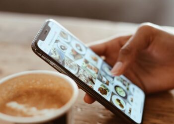 Smartphone a tavola: le conseguenze sul corpo e sulla mente che hai sempre sottovalutato