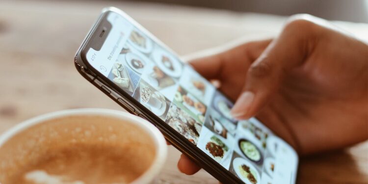 Smartphone a tavola: le conseguenze sul corpo e sulla mente che hai sempre sottovalutato