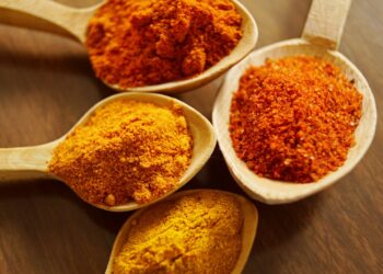 Curcuma, la radice dorata tra promesse terapeutiche e ombre da non ignorare