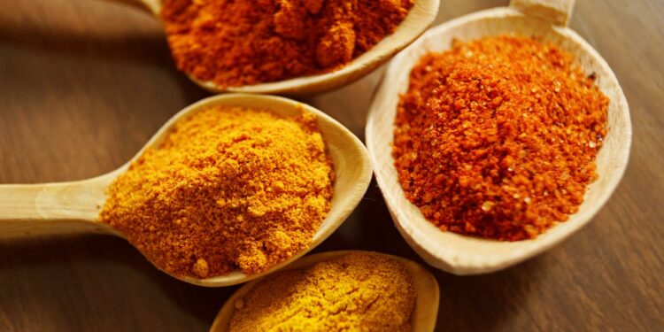 Curcuma, la radice dorata tra promesse terapeutiche e ombre da non ignorare