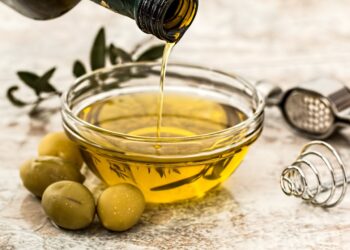 Olio EVO italiano in crisi: crolla la produzione, prezzi alle stelle e la minaccia del low-cost estero