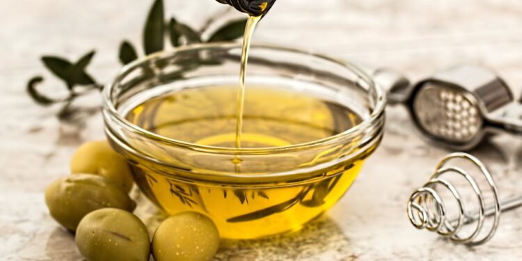 Olio EVO italiano in crisi: crolla la produzione, prezzi alle stelle e la minaccia del low-cost estero