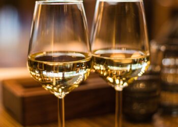 Bianchi d’autore: l’arte sottile di scegliere il vino giusto per ogni piatto