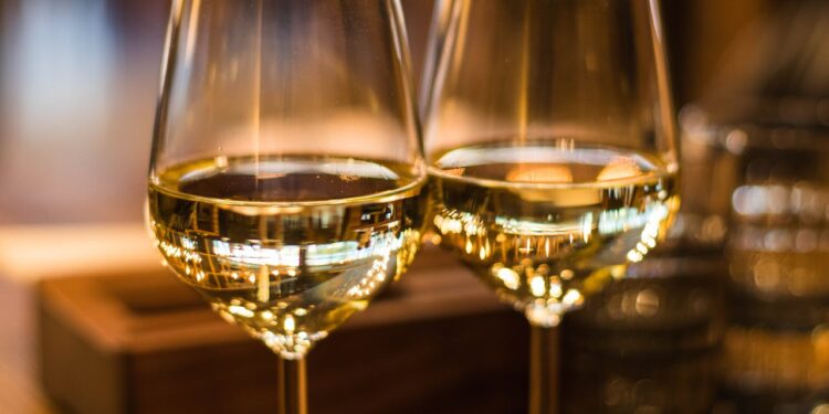 Bianchi d’autore: l’arte sottile di scegliere il vino giusto per ogni piatto