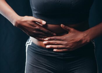 Cibi infiammatori: l’elenco degli alimenti che sabotano la tua salute (e le alternative sane da scegliere)