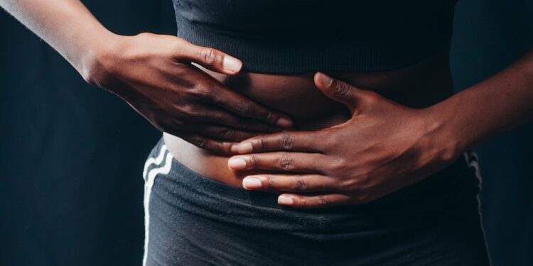 Cibi infiammatori: l’elenco degli alimenti che sabotano la tua salute (e le alternative sane da scegliere)